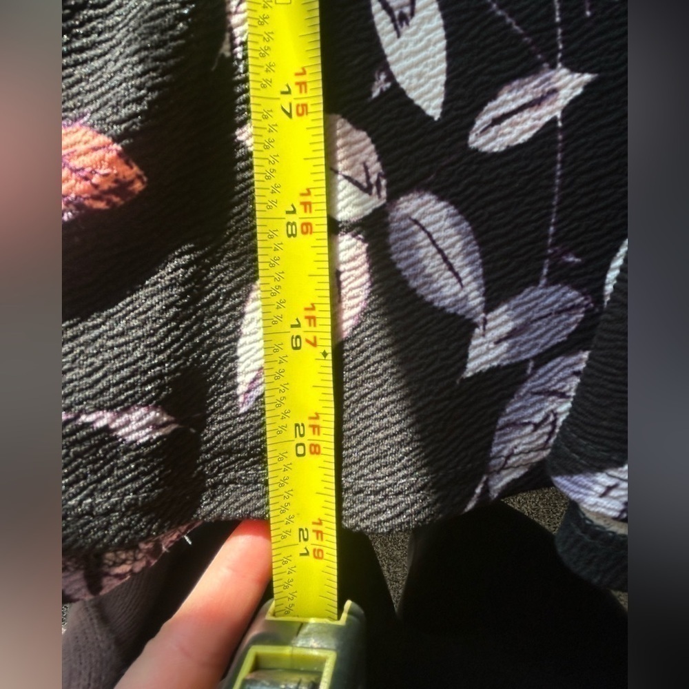 Woman’s medium peplum top - Picture 4 of 6